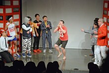 「ノーセンス・にゃんこスター」より。縄跳びを口に詰め込むモグライダーともしげ。