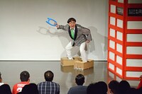 「ノーセンス仮装大賞」より。恐竜に仮装するいち・もく・さん・くぼた。