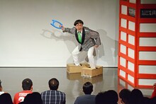 「ノーセンス仮装大賞」より。恐竜に仮装するいち・もく・さん・くぼた。