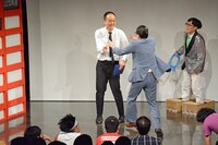 「ノーセンス仮装大賞」より。ピーマンズスタンダード南川に殴りかかるイワイガワ・ジョニ男。