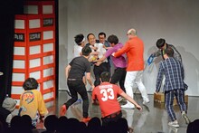 「ノーセンス仮装大賞」より。ピーマンズスタンダード南川をリンチする一同。