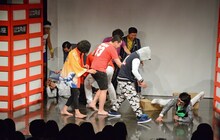 「ノーセンス仮装大賞」より。転倒したいち・もく・さん・くぼた。