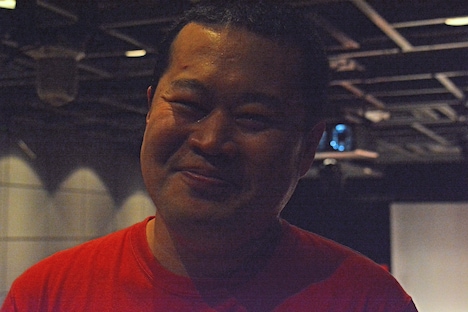 ほかの出演者に促され、目に涙を浮かべた様子を取材席まで見せに来たモグライダーともしげ。