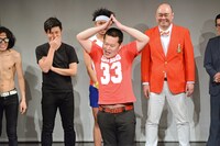 ギャグ「矢印だったー」を披露するモグライダーともしげ。