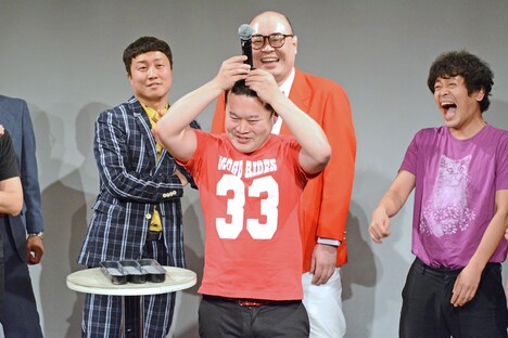 「ノーセンス・イントロドン」より。「ユニコーン」を披露するモグライダーともしげ。