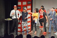 「ノーセンス・にゃんこスター」より。ウォーリーに似ていることを指摘されるピーマンズスタンダード南川。