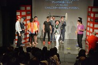 「ノーセンス・にゃんこスター」より。MC台をダンベルにして遊ぶいち・もく・さん・くぼた。