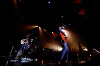 「ゲスの極み乙女。久しくシングル出してなかったから 何かシングル出す時の感覚忘れちゃったし、 ワンマンするのも何だから仲間を呼んだぜ！ あんまライブ無いから来てくれよな！PARTY」の様子。