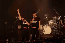 MCで会場を盛り上げる野性爆弾くっきー（左）と小籔千豊（右）。