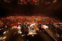 「ゲスの極み乙女。久しくシングル出してなかったから 何かシングル出す時の感覚忘れちゃったし、 ワンマンするのも何だから仲間を呼んだぜ！ あんまライブ無いから来てくれよな！PARTY」の様子。