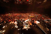 「ゲスの極み乙女。久しくシングル出してなかったから 何かシングル出す時の感覚忘れちゃったし、 ワンマンするのも何だから仲間を呼んだぜ！ あんまライブ無いから来てくれよな！PARTY」の様子。