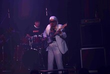 ドラムを叩く小籔千豊とベースを弾くベンジャミンボーナス（野性爆弾くっきー）。