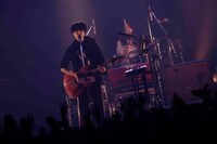 「ゲスの極み乙女。久しくシングル出してなかったから 何かシングル出す時の感覚忘れちゃったし、 ワンマンするのも何だから仲間を呼んだぜ！ あんまライブ無いから来てくれよな！PARTY」の様子。