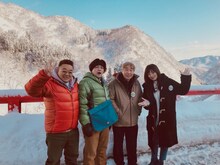 「秘境路線バスに乗って飲食店を見っけ隊」に出演する（左から）サンドウィッチマン、蛭子能収、夏菜。(c)テレビ朝日