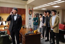 ドラマ「ドルメンX」より。手前左がチュートリアル徳井演じる羽多野社長。