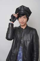 志尊淳演じる地球侵略チームのリーダー・隊長。