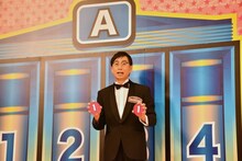 抽選で最初に枠を選ぶ権利を得て、Aブロックの3番を選んだ、おいでやす小田。