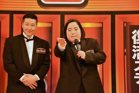 ボケまくるゆりやんレトリィバァ(右)と、チョコレートプラネット長田(左)。