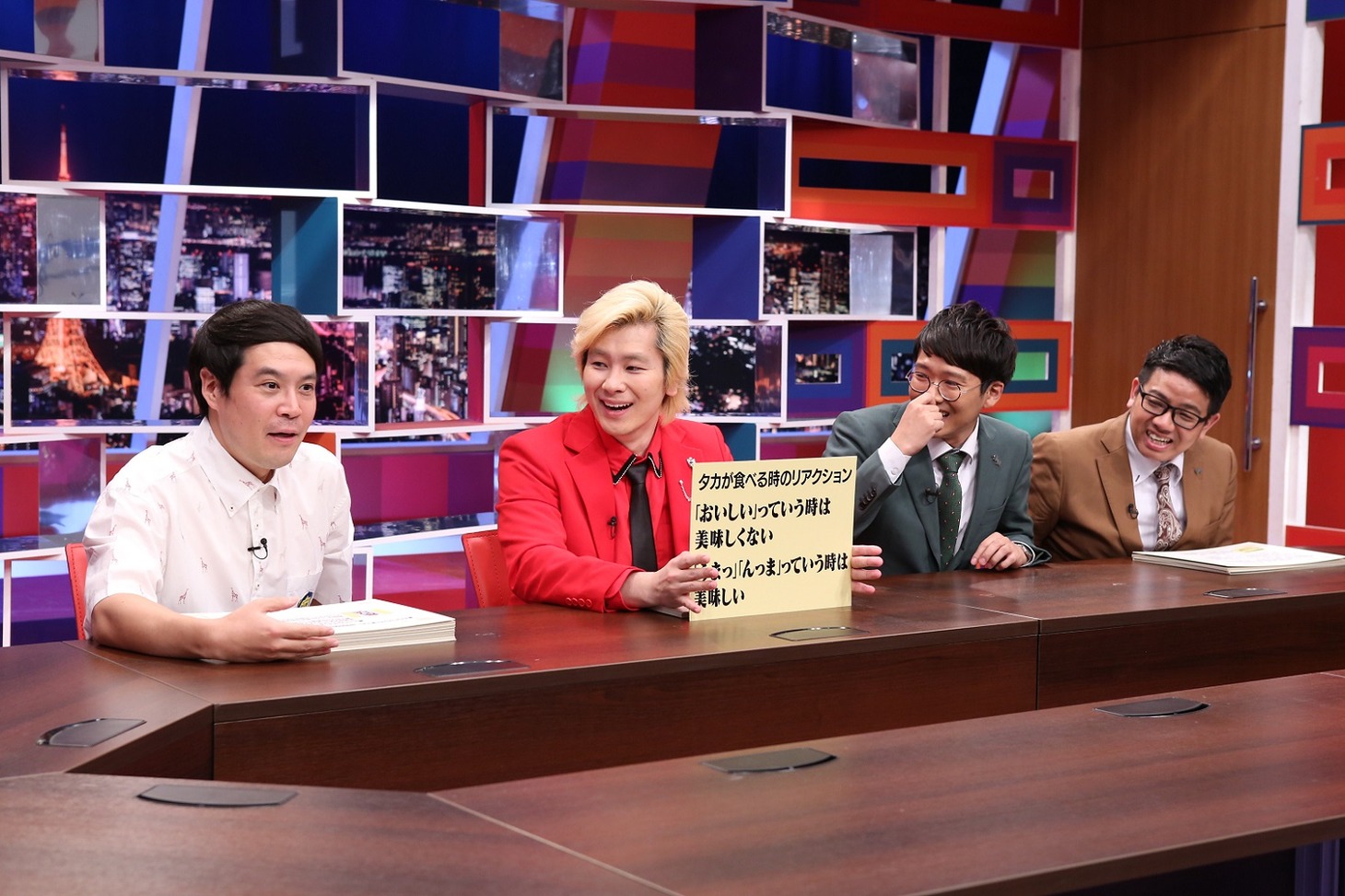 プレゼンを展開するメイプル超合金カズレーザー（左から2人目）。(c)中京テレビ