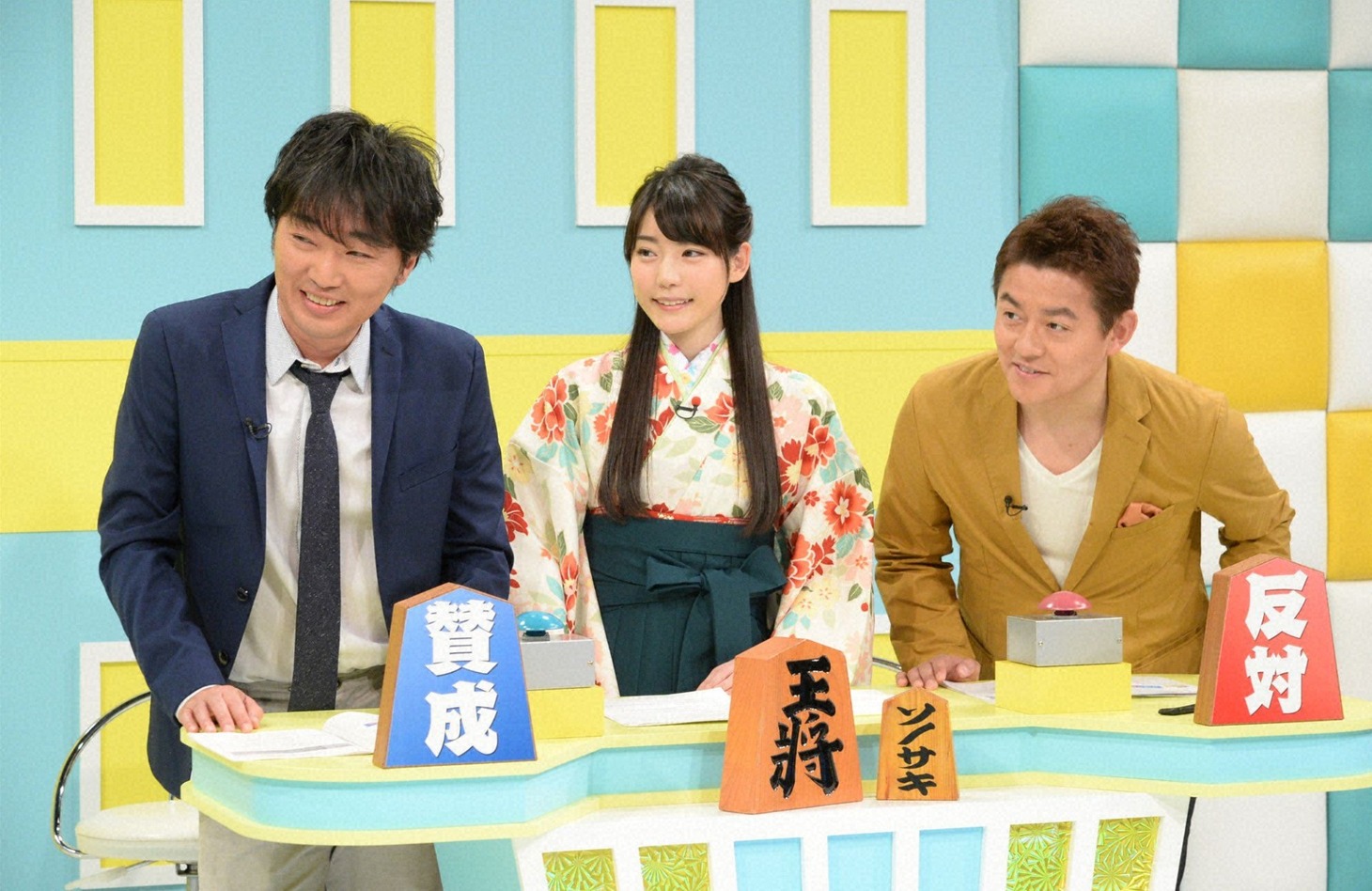 「ソノサキ ～知りたい見たいを大追跡！～」に出演するスピードワゴンと女流棋士の竹俣紅（中央）。(c)テレビ朝日