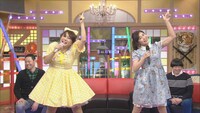 「エアあやや」でコラボする、（手前左から）はるな愛、村上佳菜子。(c)CBC