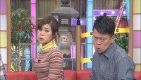 変顔でゴリラ対決をする雨上がり決死隊・宮迫（右）と村上佳菜子（左）。(c)CBC