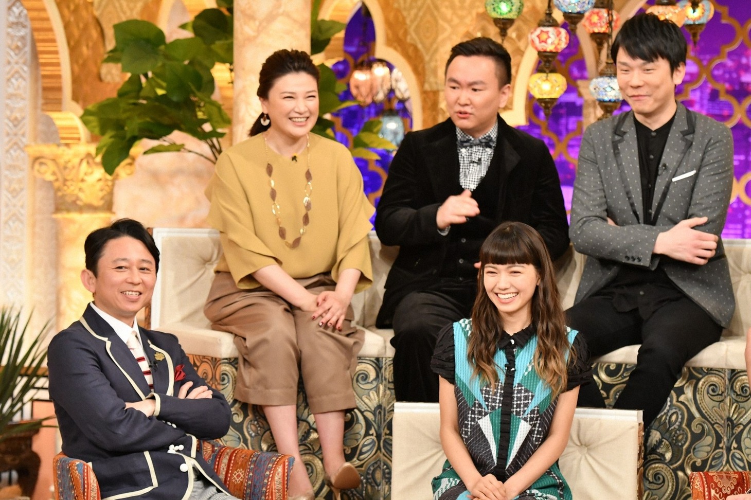 「櫻井・有吉THE夜会」に出演する、かまいたち（後列右）ら。(c)TBS