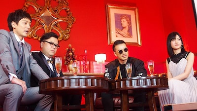 MCのとろサーモン、オーガナイザーのAK-69、MCの須藤凜々花（左から）。