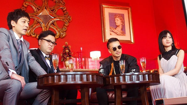 MCのとろサーモン、オーガナイザーのAK-69、MCの須藤凜々花（左から）。