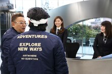 エイベックス本社を訪れたサンドウィッチマン。