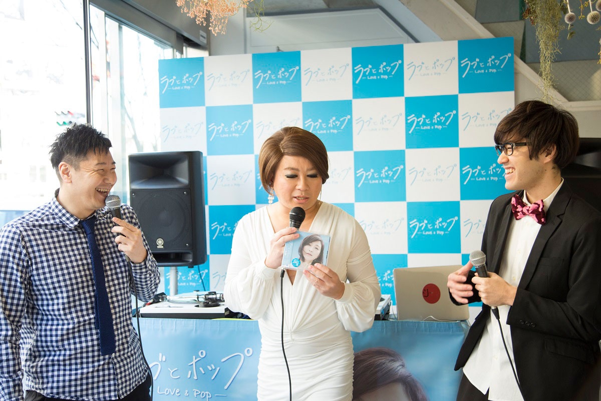 「ラブとポップ」20万枚突破記念イベントの様子。