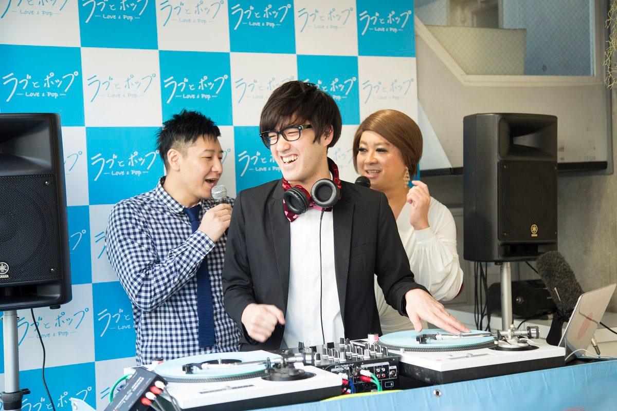 「ラブとポップ」20万枚突破記念イベントの様子。