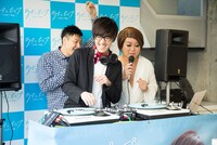 「ラブとポップ」20万枚突破記念イベントの様子。