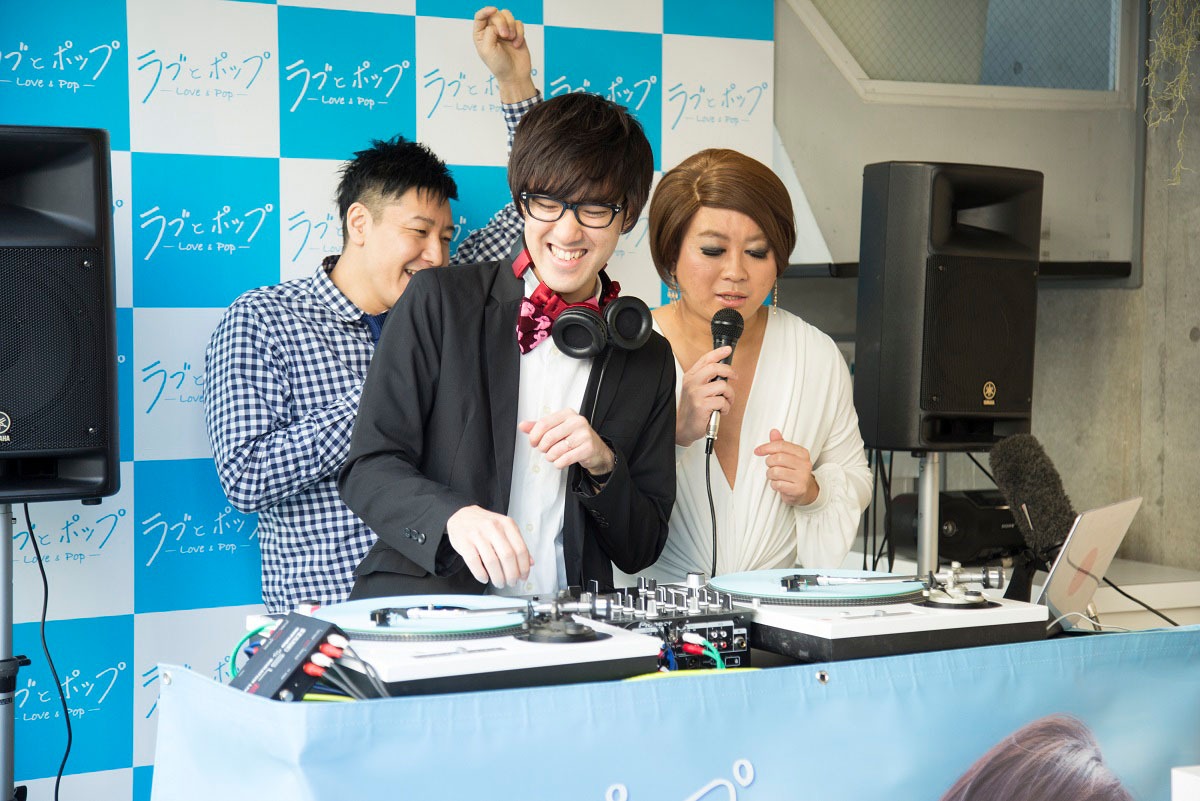 「ラブとポップ」20万枚突破記念イベントの様子。