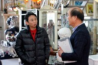 骨董品店を訪れる有吉弘行（左）。(c)関西テレビ