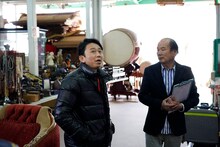 骨董品店を訪れる有吉弘行（左）。(c)関西テレビ