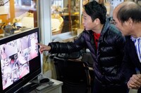 骨董品店内の防犯モニターをチェックする有吉弘行（左）。(c)関西テレビ