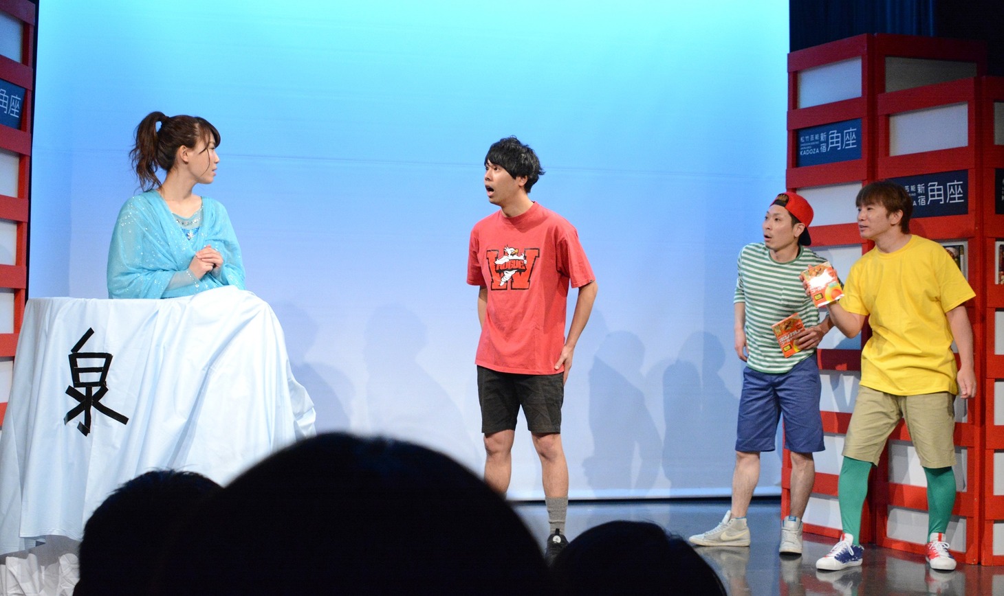 コントを披露するはまぐちコントサークル。