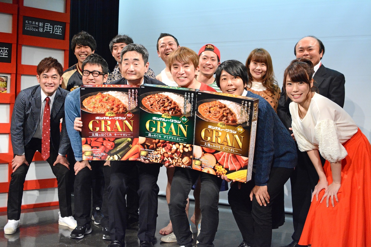はまぐちコントサークルのメンバーと大塚食品・金子忠晴氏。