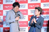 千原ジュニア（左）の酔った状態を「酔っ払ったとき胸をかきだしたらもう記憶がない」と明かすタケト（右）。