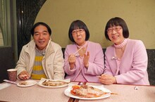 「極上空間 ～小さなクルマ、大きな未来。～」で熱海のおいしい干物を満喫する、（左から）きたろうと阿佐ヶ谷姉妹。(c)BS朝日