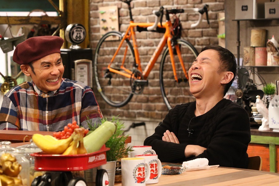 （左から）片岡鶴太郎、ナインティナイン岡村。(c)関西テレビ
