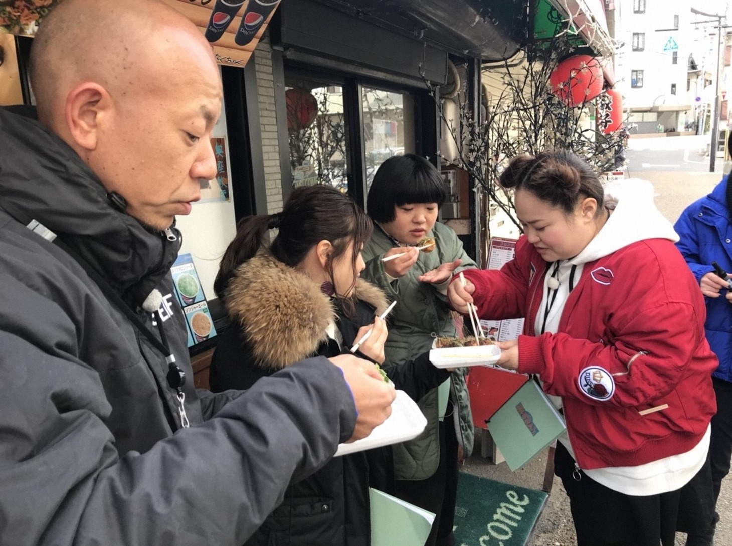 （左から）バイきんぐ小峠、小池美由、おかずクラブ。(c)CBC