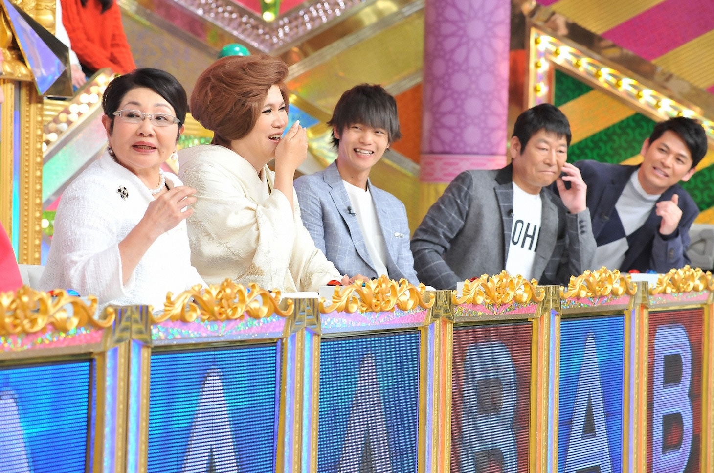 左から泉ピン子、IKKO、窪田正孝、ダンカン、ますだおかだ岡田。(c)日本テレビ