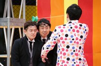 ボヨンボヨンの技を体験するスピードワゴン井戸田とアンガールズ田中。