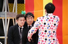 ボヨンボヨンの技を体験するスピードワゴン井戸田とアンガールズ田中。