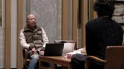 斎藤工の相談を受けるバイきんぐ小峠（左）。(c)テレビ東京