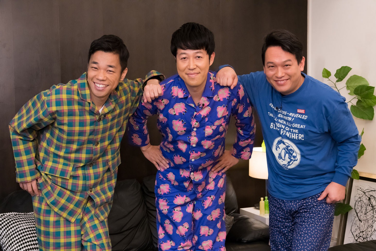 ゲストのCOWCOWとMCの小籔千豊（中央）。(c)Dlife