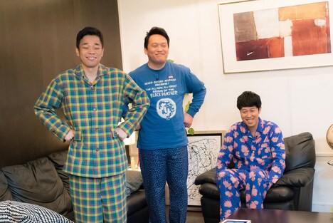 あたりまえ体操の小籔くんVer.を披露するCOWCOWと小籔千豊（右）。(c)Dlife