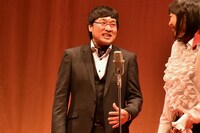 南海キャンディーズ山里。右はしずちゃん。